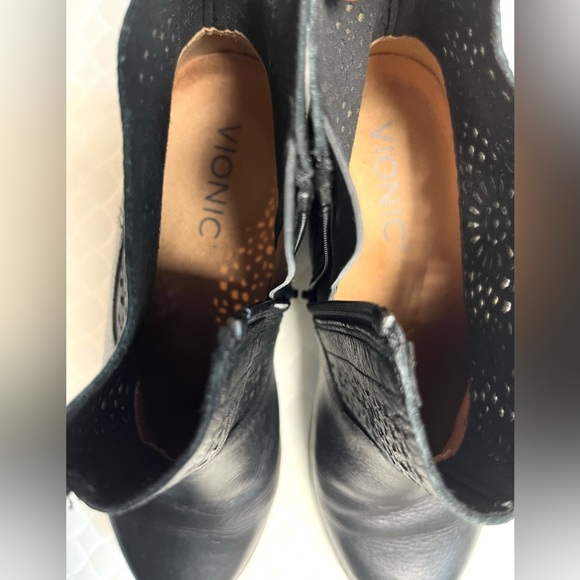 Vionic Luciana Black Perforated Leather Ankle Boots Size 6.5 - Picture 7 of 7